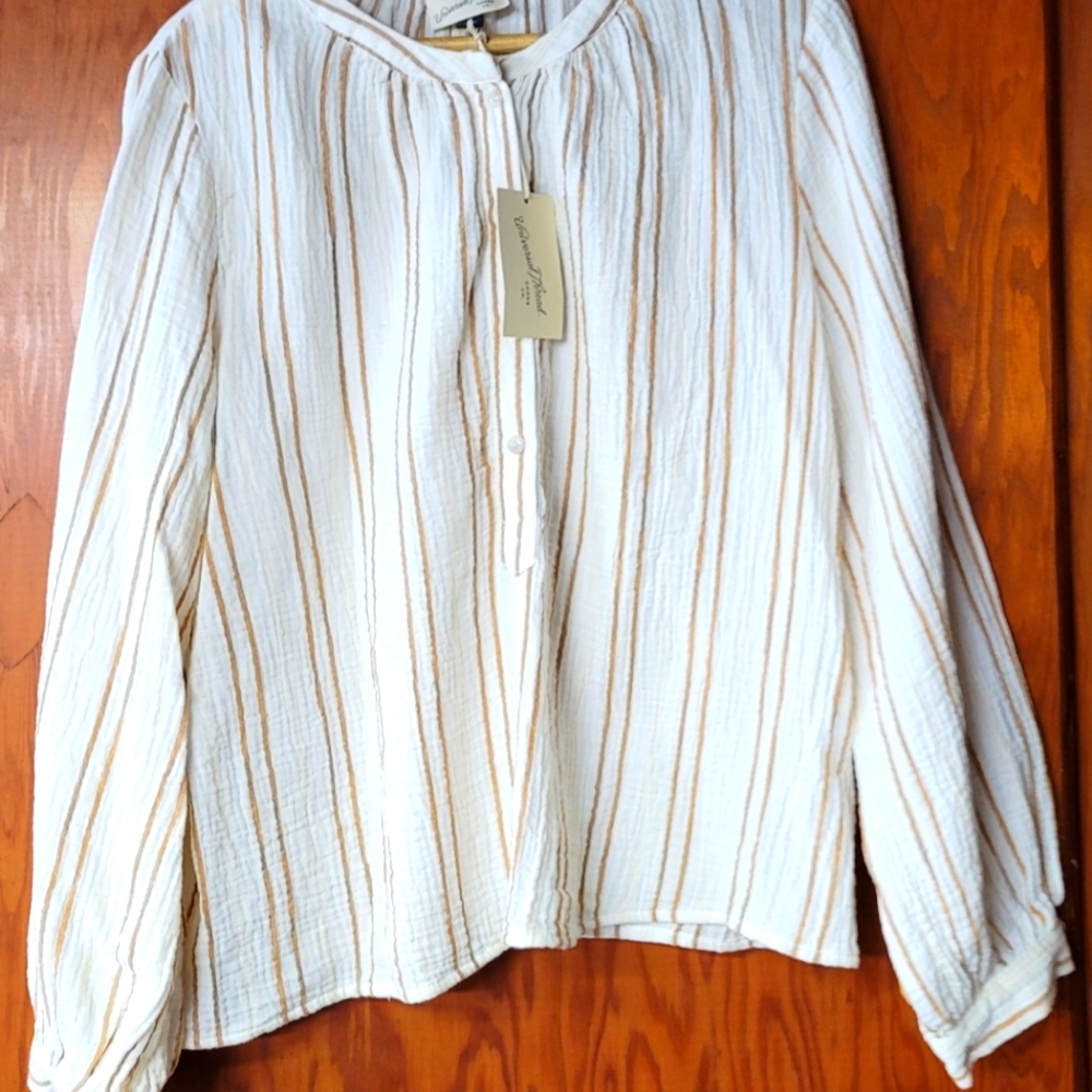 NWT Universal Thread Top